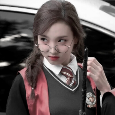 我的衣服老是被我弄破 于是我报了一个补衣服的班 有一天老师教我们大家缝衣服 他问道谁的衣服总是破 于是我高高举起手向周嘉煜大喊 我的老破我的老破