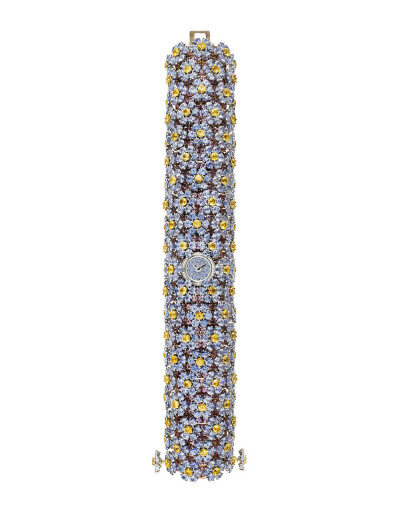  Van Cleef & Arpels 梵克雅宝「Le Jardin」高级珠宝腕从自然花卉中汲取灵感「Myosotis」指的是「勿忘我」，表盘嵌于一片「勿忘我」铺就的花海之中，蓝宝石花瓣围簇于黄色蓝宝石花蕊周围，花朵间还点缀着粉色蓝宝石…