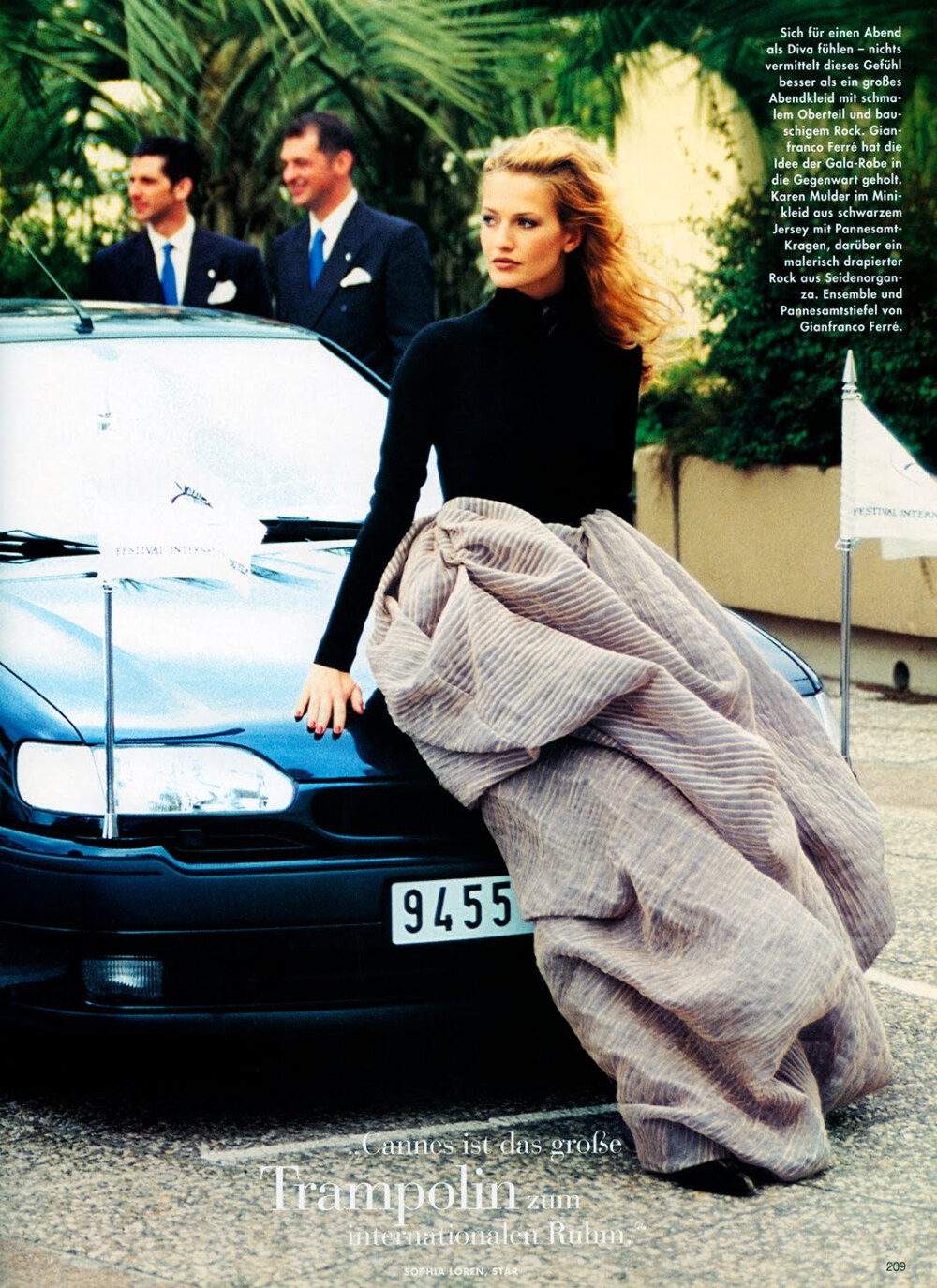 Carla Bruni and Karen Mulder
by Arthur Elgort
for Vogue Germany August 1994 "Fashion Festival"
weibo@Tangyimem