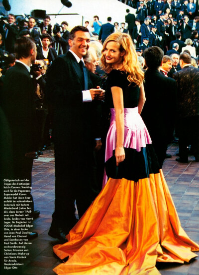 Carla Bruni and Karen Mulder
by Arthur Elgort
for Vogue Germany August 1994 "Fashion Festival"
weibo@Tangyimem