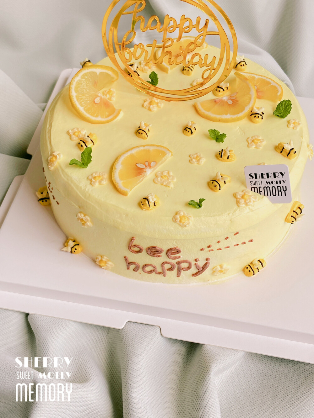 #SHERRYMOLLY家の下午茶# —『原味cake』
小朋友的3週歲生日cake～麻麻挑了蜜蜂主題
暖暖的黃色系 點(diǎn)綴一些檸檬片和薄荷葉
一下子活力滿滿了呢
小蜜蜂也在花花堆裡 悉心採(cǎi)蜜呢