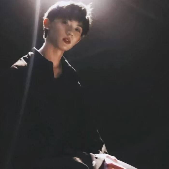 ᵀʰᵉʳᵉ ᵃʳᵉ ˢᵗᵃʳˢ ⁱⁿ ᵗʰᵉ ᵐᵒᵒⁿ ,ᴵ ʲᵘˢᵗ ʷᵃⁿᵗ ʸᵒᵘ.
月有众星，我只要你。