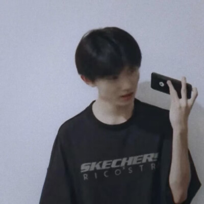 ᵀʰᵉʳᵉ ᵃʳᵉ ˢᵗᵃʳˢ ⁱⁿ ᵗʰᵉ ᵐᵒᵒⁿ ,ᴵ ʲᵘˢᵗ ʷᵃⁿᵗ ʸᵒᵘ.
月有众星，我只要你。