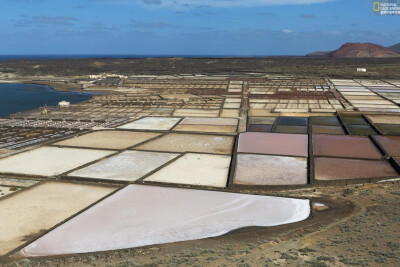 盐滩
西班牙兰萨罗特岛西南海岸的盐滩。摄影：MONTICO Lionel