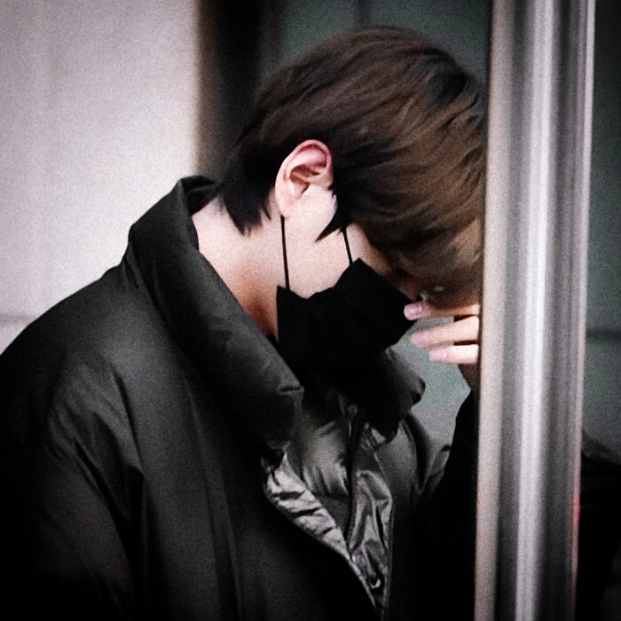 “耳骨是它自己红的，”
“跟我没关系。”