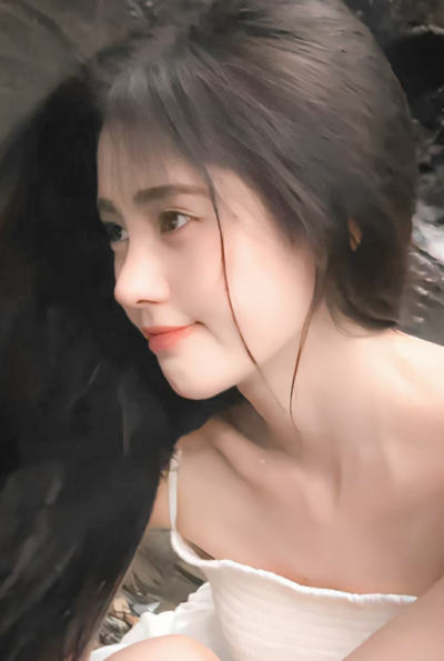 “比海更深的情话大概就是我的每个草稿纸上都有你的名字。”