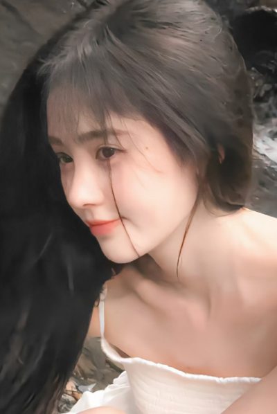 “比海更深的情话大概就是我的每个草稿纸上都有你的名字。”