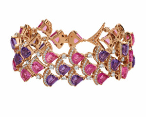  Bulgari 宝格丽「Divas'Dream」系列用「扇形」构成更复杂的「孔雀」图腾 玫瑰金挂坠项链、手链、耳坠 扇形部分镶粉色碧玺、紫水晶，点缀小颗钻石