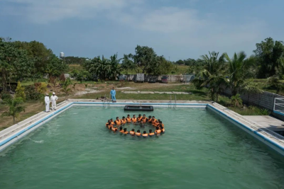安全训练
2018年12月刊的一篇报道记录了海外菲律宾人的生活场景，在游轮工作的员工聚集在泳池进行水上安全培训。摄影：HANNAH REYES MORALES