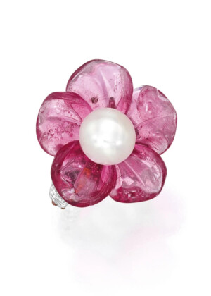 一枚珍珠和碧玺戒指，以约 10.1 毫米的天然珍珠为中心，花瓣由雕刻的粉红色碧玺组成。