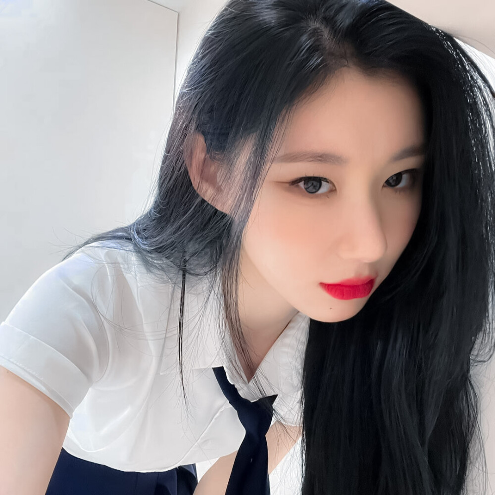 
「ITZY`李彩领」
“我一个人没有觉得孤独，说的浪漫些，我完全自由.”
