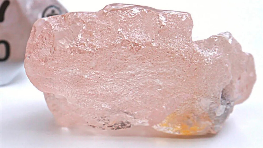 非洲西南部国家安哥拉发现了一颗170克拉的粉红色大钻石，命名为“卢洛玫瑰”(Lulo Rose)，据称是300年来发现的最大的粉钻。
该钻的所有者卢卡帕钻石公司27日在其网站上宣布，这颗名为“卢洛玫瑰”的钻石是在卢洛冲积钻石矿发现的。