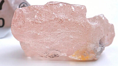 非洲西南部国家安哥拉发现了一颗170克拉的粉红色大钻石，命名为“卢洛玫瑰”(Lulo Rose)，据称是300年来发现的最大的粉钻。
该钻的所有者卢卡帕钻石公司27日在其网站上宣布，这颗名为“卢洛玫瑰”的钻石是在卢洛冲…