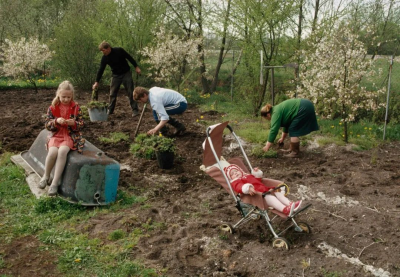 重建花园
一个家庭在拉脱维亚里加郊外的小菜园里工作，是关于这个波罗的海国家重建的故事。摄影：LARRY PRICE