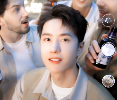 黑狮LOWEN：
纯享版的@UNIQ-王一博 露营Vlog来了！带上黑狮露营礼盒，一起出发！ #王一博代言黑狮啤酒全系列#
http://t.cn/A6artHdz ​​​
