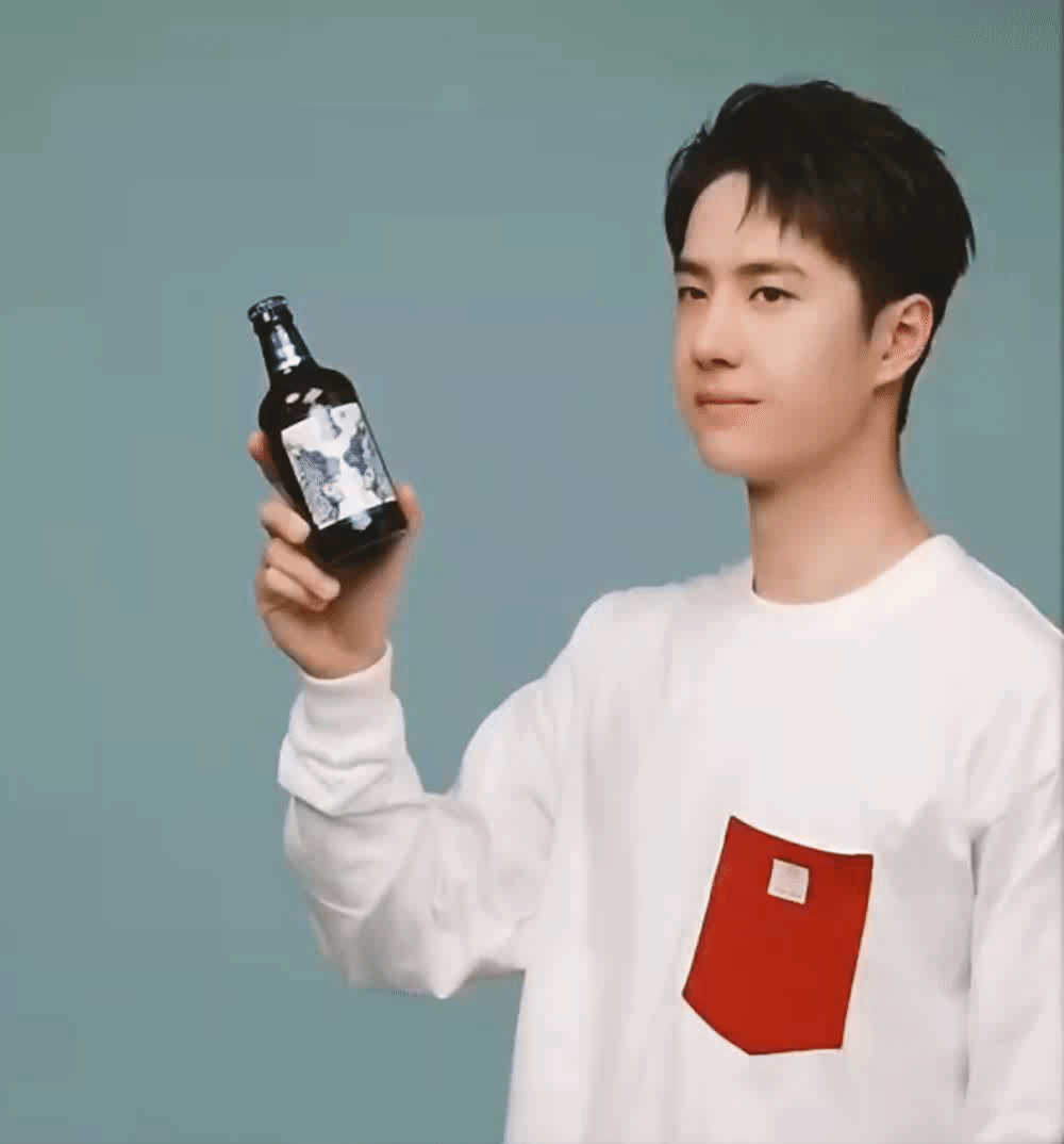 黑狮LOWEN：
来看看@UNIQ-王一博 露营时都在干什么？ #王一博代言黑狮啤酒全系列# 完整花絮指路☛ http://t.cn/A6arGNyB ​​​​