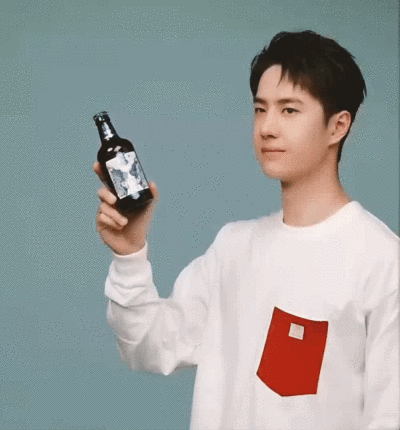 黑狮LOWEN：
来看看@UNIQ-王一博 露营时都在干什么？ #王一博代言黑狮啤酒全系列# 完整花絮指路☛ http://t.cn/A6arGNyB ​​​​