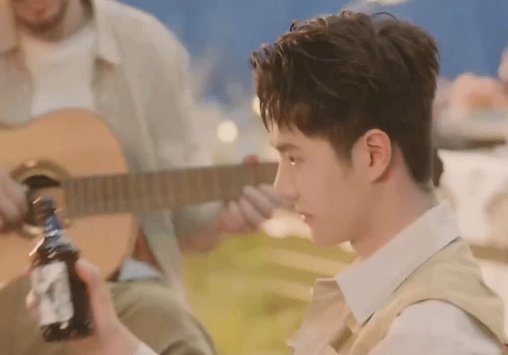 黑狮LOWEN：
来看看@UNIQ-王一博 露营时都在干什么？ #王一博代言黑狮啤酒全系列# 完整花絮指路☛ http://t.cn/A6arGNyB ​​​​