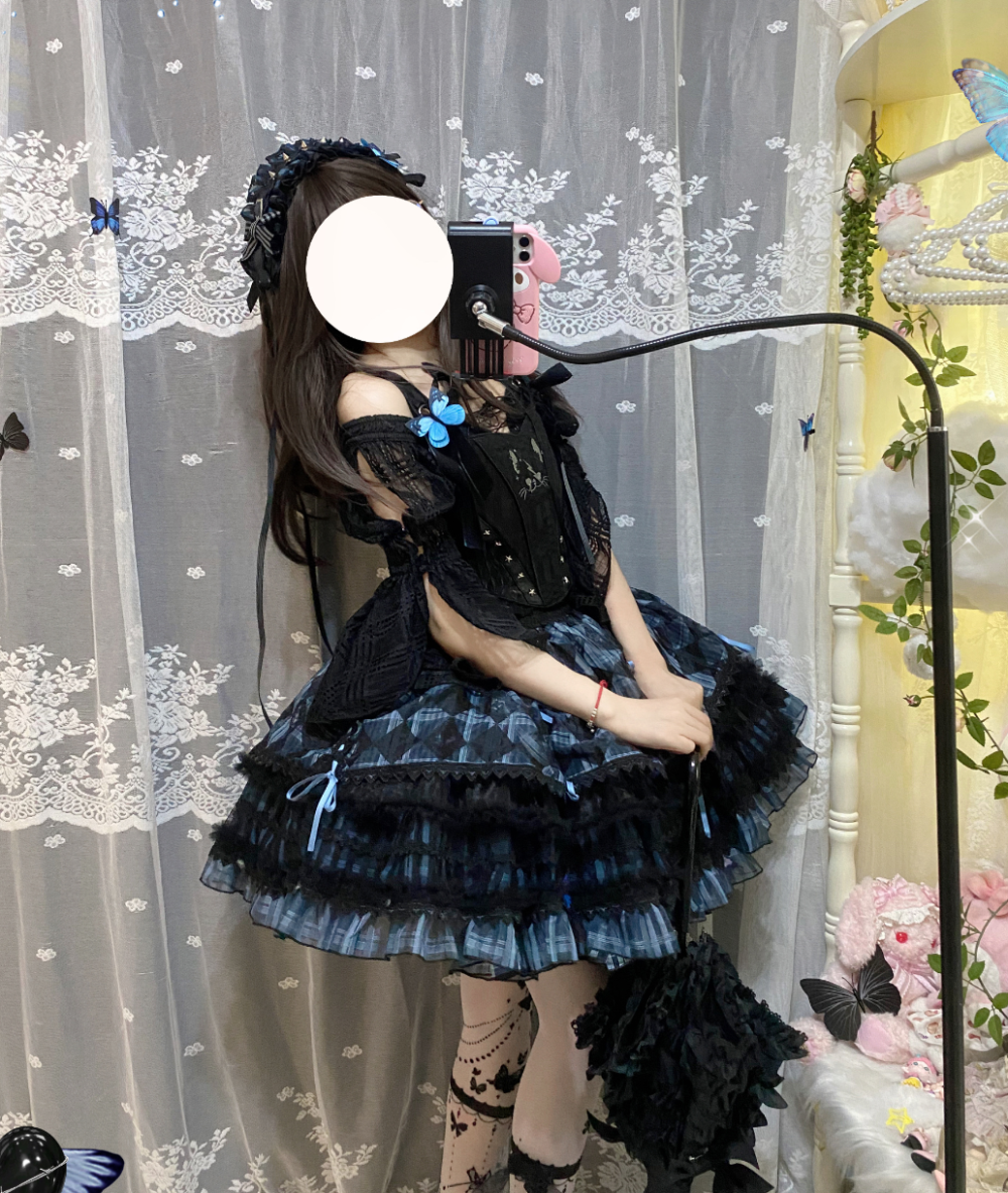 穿多了甜美优雅风小裙子，突然觉得哥特风小裙子别有风味，酷酷的暗黑风让人难以拒绝✨