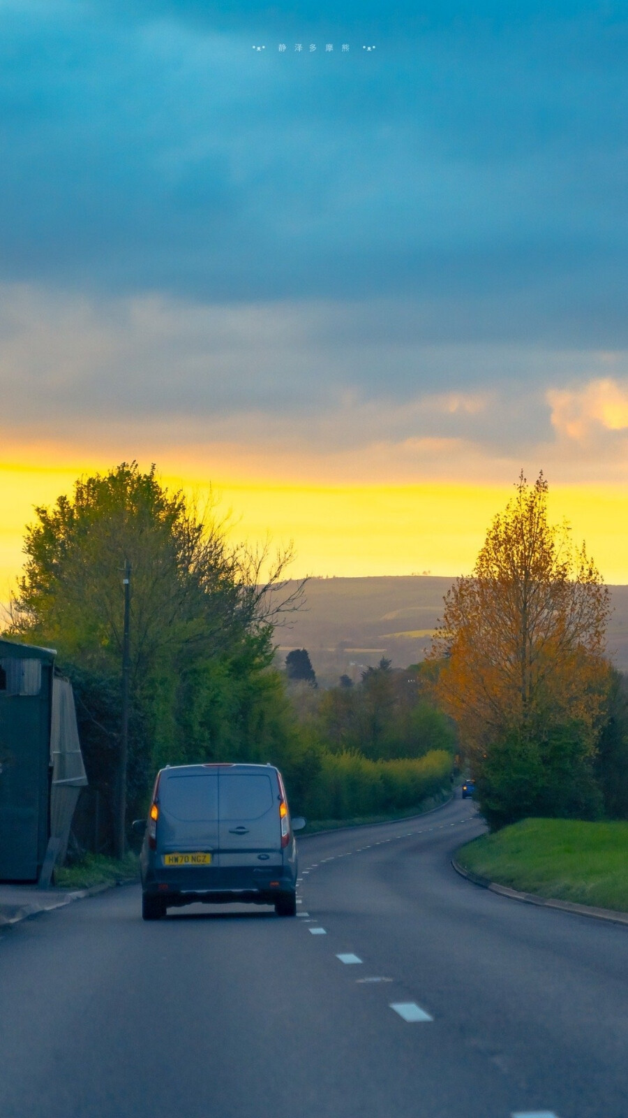 花园流淌的阳光，空气摇晃着花香
一组充满温暖的风景壁纸来啦
cr.静泽多摩熊
