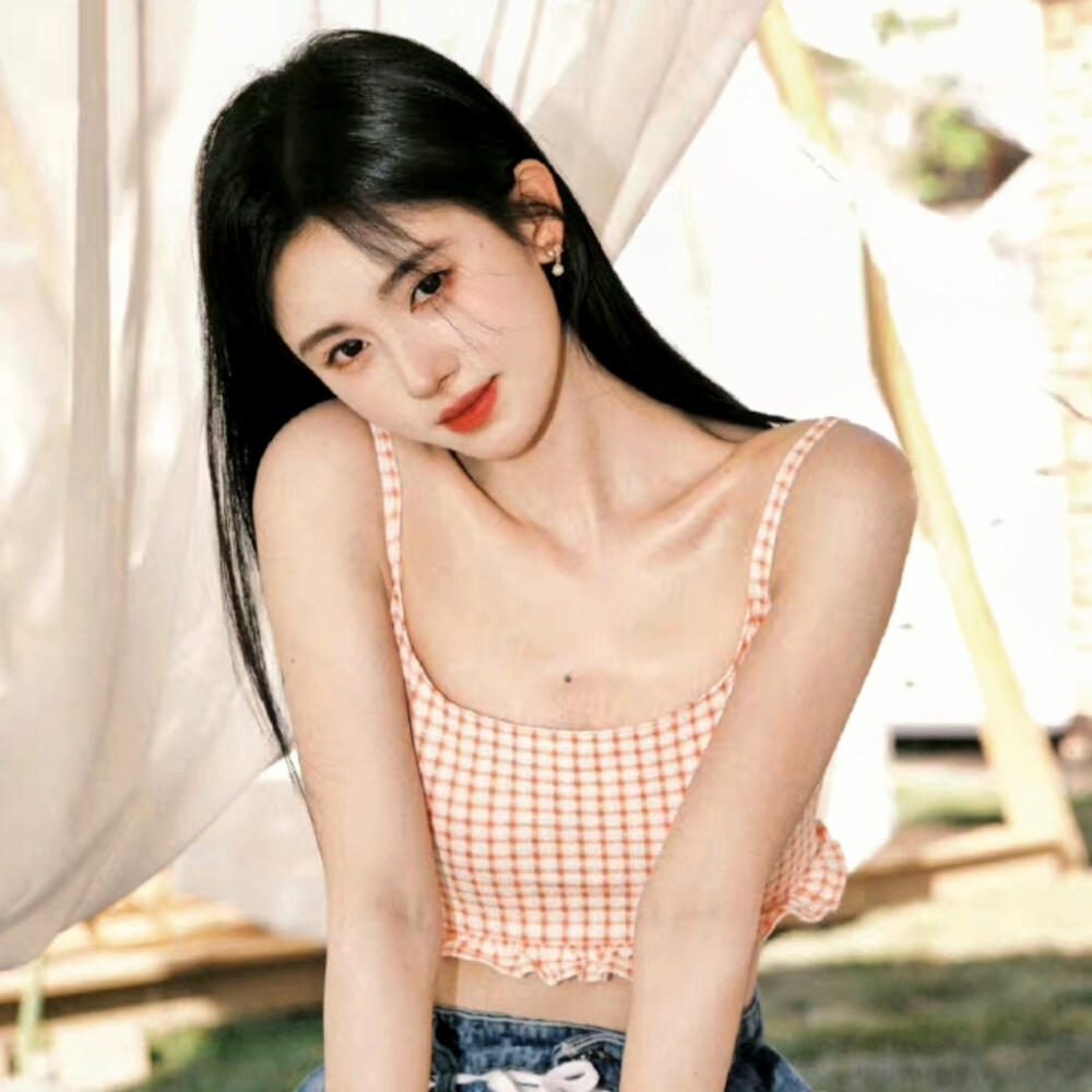 你就像夏日里的雪 冬日里的暖风 遥不可及."鞠婧祎