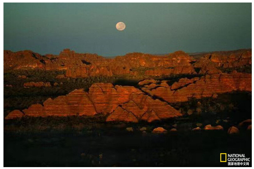 班古鲁班古鲁山脉
在西澳大利亚，一轮圆月高悬在班古鲁班古鲁山脉（Bungle Bungle Ranges）之上。摄影：Sam abell