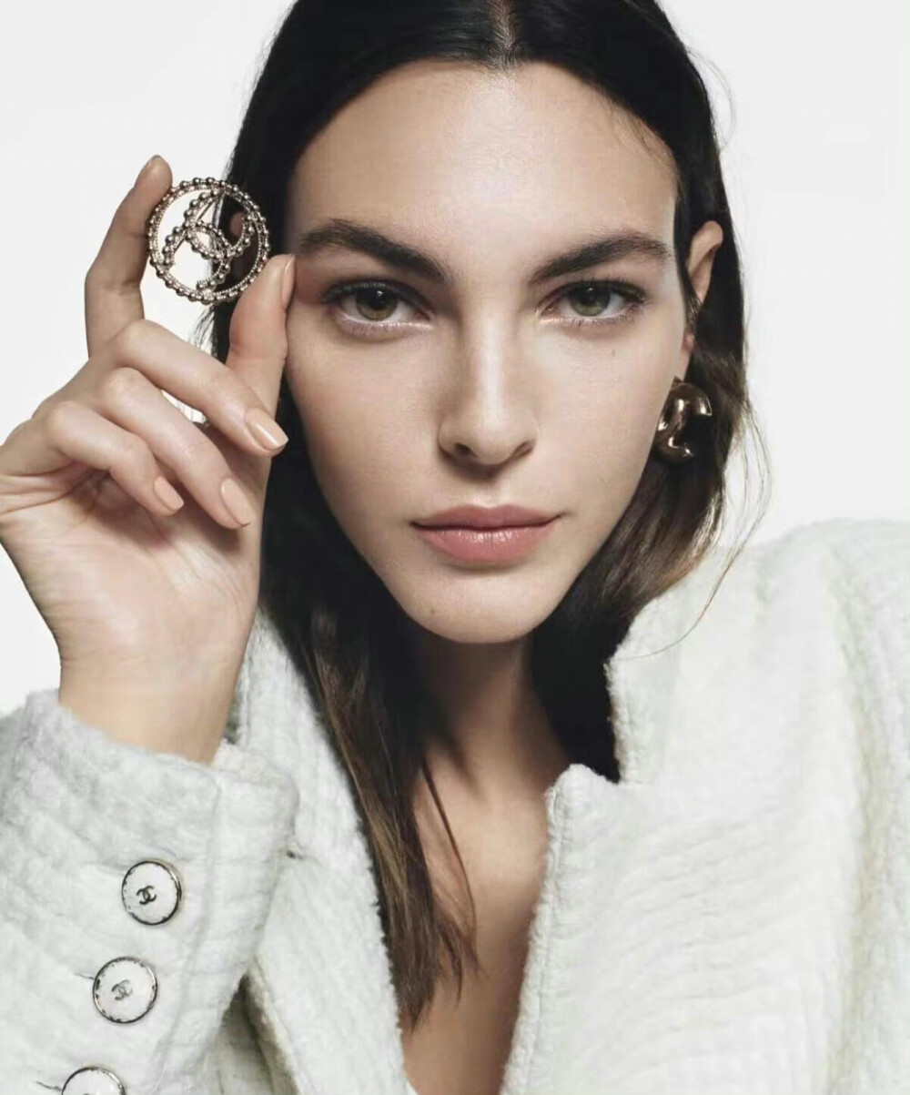 Chanel Beauty F/W 2022 Campaign & Ports 1961 F/W 2022 Campaign