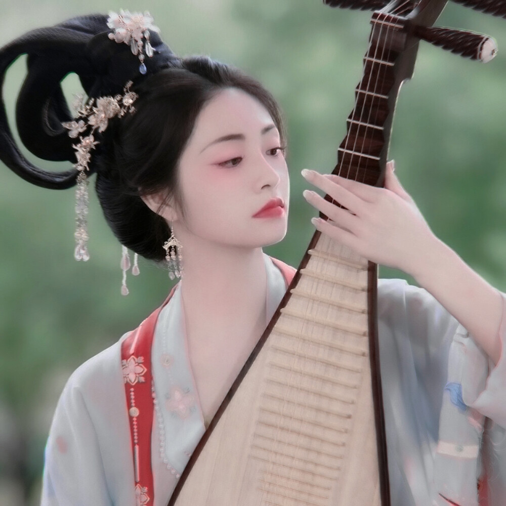 犹抱琵琶半遮面.