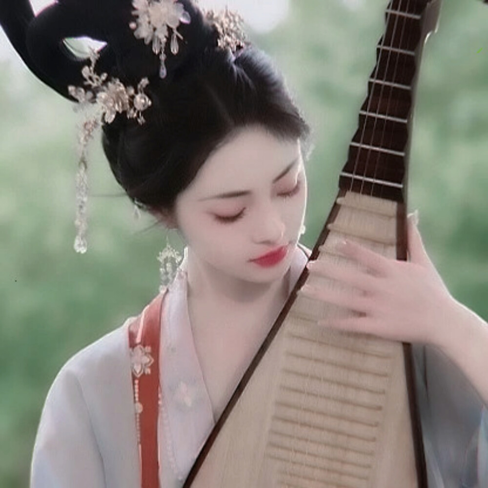 犹抱琵琶半遮面.