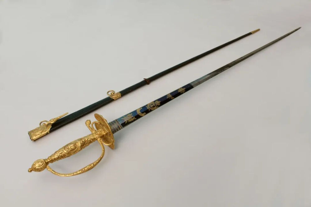 1780年,法王路易十六令凡尔赛工匠定制的一把正装佩剑,曾赠予约翰