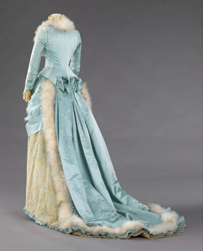 1885年巴斯尔裙/纽约大都会博物馆藏