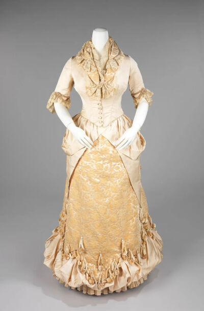 纽约大都会博物馆藏巴斯尔裙，其上的绣花和坠饰都十分细致