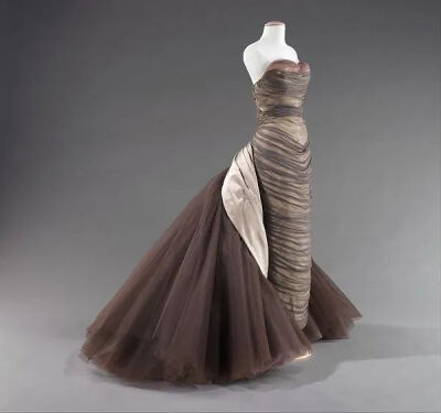 查尔斯·詹姆斯所设计礼服“Butterfly”/纽约大都会博物馆藏
