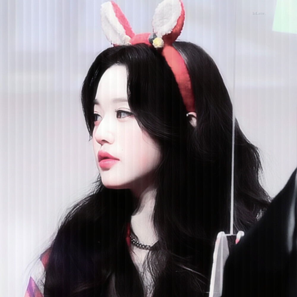 “寒冬里盛放的白梅是骨骼里不枯的玫瑰。”
张元英
©️IZLatte0831