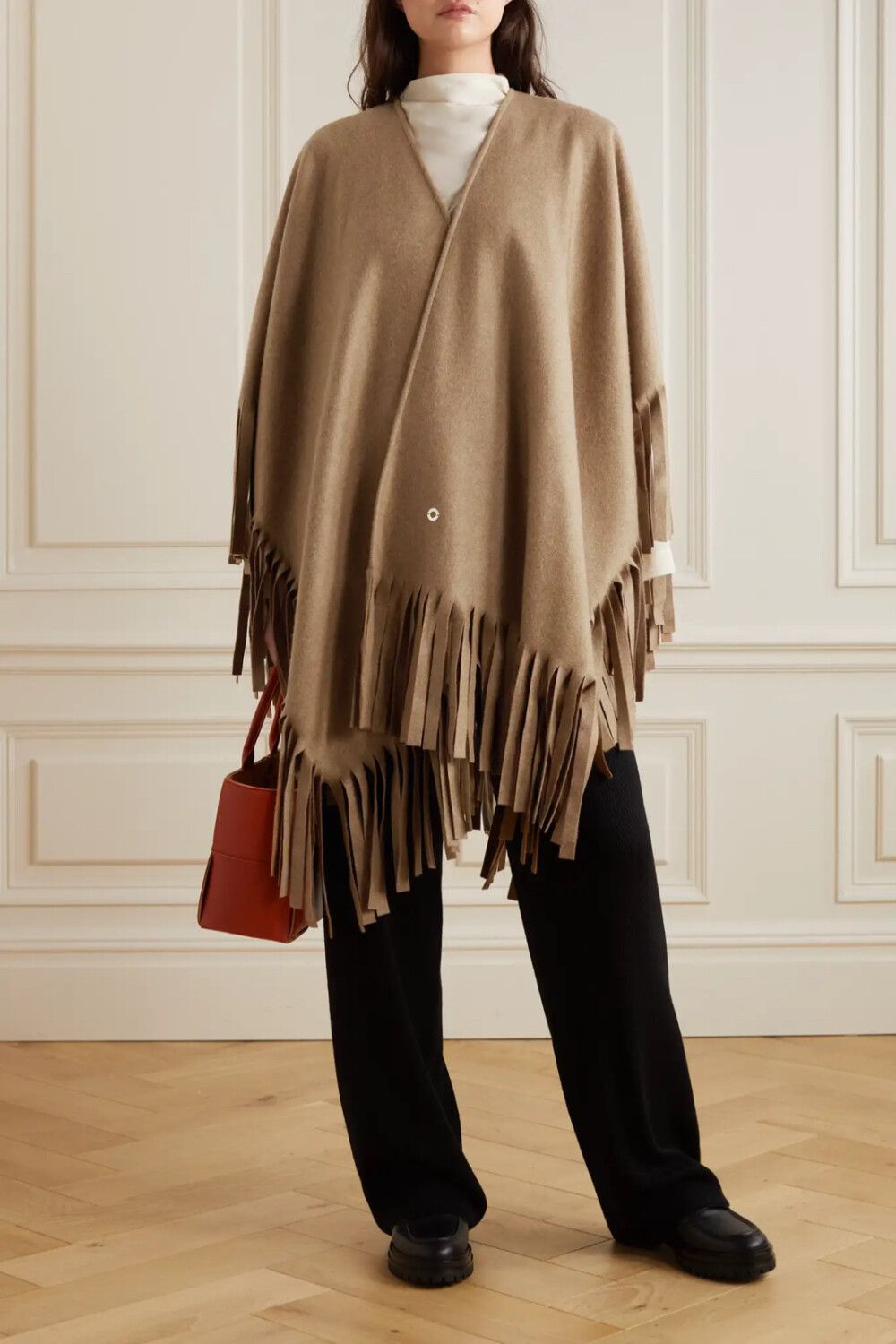 loro piana 这款 "aurelia" 裹身围巾以标志性羊绒织于意大利,此优质