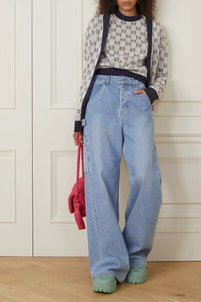 Gucci 这款开襟衫出自 “Love Parade” 系列，设计灵感源自时装屋 70 余年前的典藏款式。棉质混纺针织衣身折射出熠熠光泽，别具怀旧复古风韵，“GG” 提花图案高调显示出品牌身份。建议内搭配套毛衣。