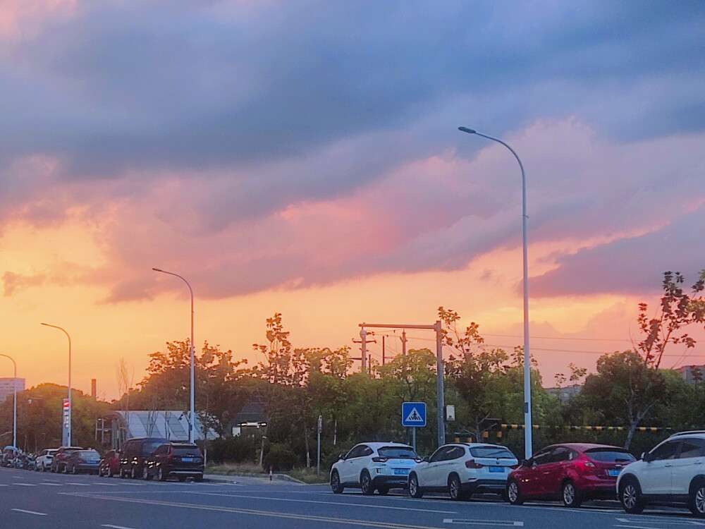 村桥日落市声散，山路月明人语归