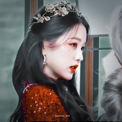 张元英Won Young。
原郑颂意。