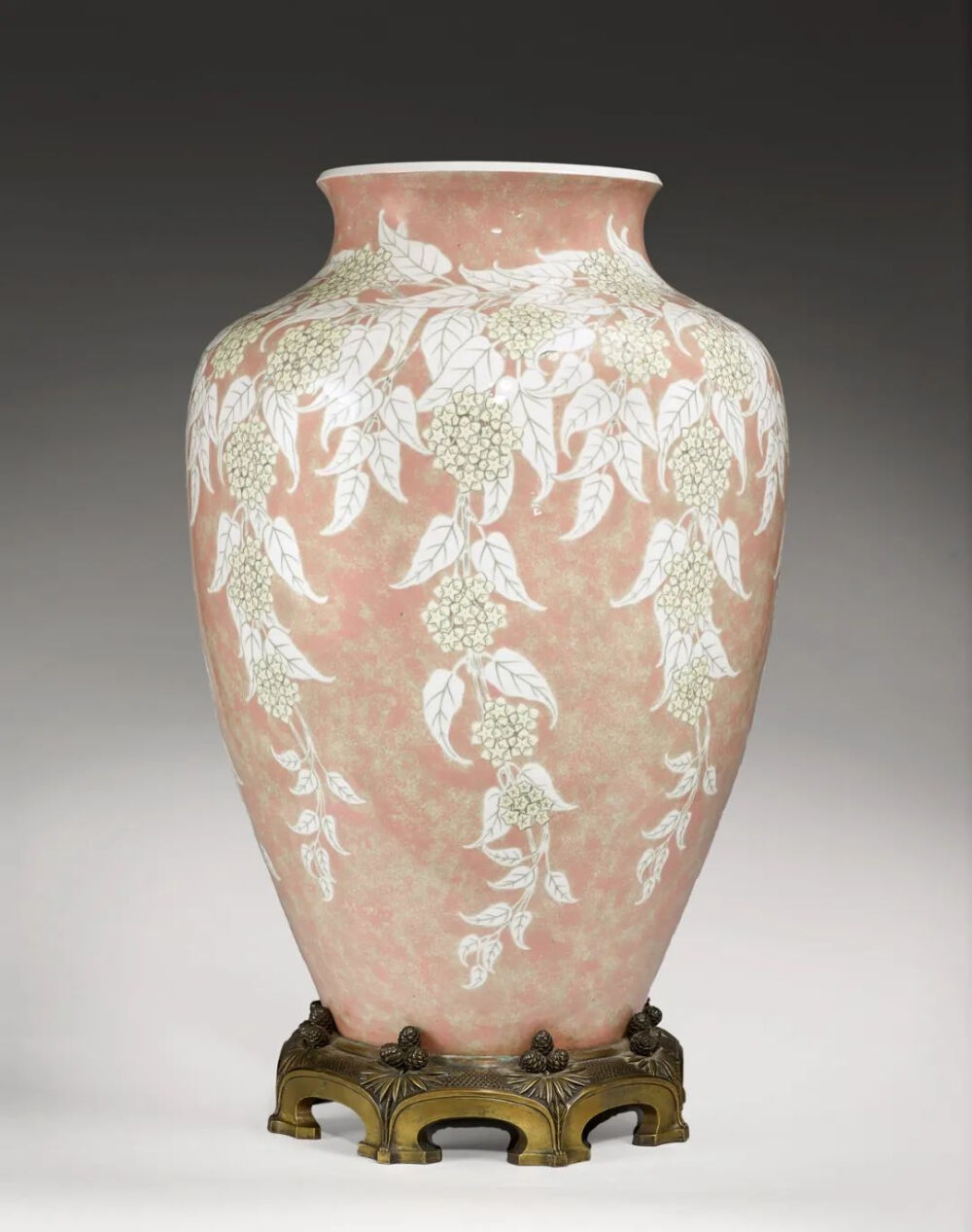 这个时期塞弗尔出品的浅粉釉色自然主题花瓶1903