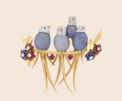 小鸟造型的夹子，由 4 颗凸圆形切割的蓝宝石及黄金、铂金、红宝石、钻石制成/1946 年