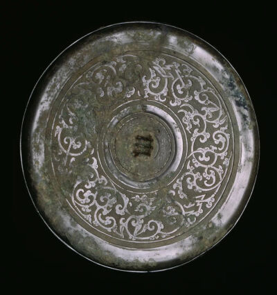 龙纹铜镜
公元前3~前2世纪
直径16cm，厚0.5cm
美国芝加哥艺术博物馆藏
（1932.51）
