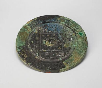 四神铜镜
东汉（公元1世纪）
直径21cm，厚0.5cm
美国芝加哥艺术博物馆藏
（1932.48）
