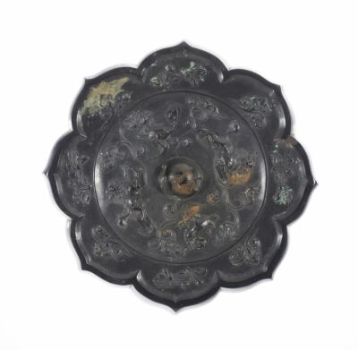 狮子凤鸟纹菱花镜
唐代
15.6×15.6×0.9cm
美国芝加哥艺术博物馆藏
（1938.1121）
