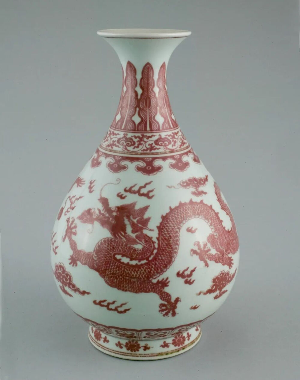 乾隆款釉里红云龙戏珠纹玉壶春瓶
清乾隆（公元1736~1795年）
高31cm，直径19cm
美国芝加哥艺术博物馆藏
（1900.1425）
