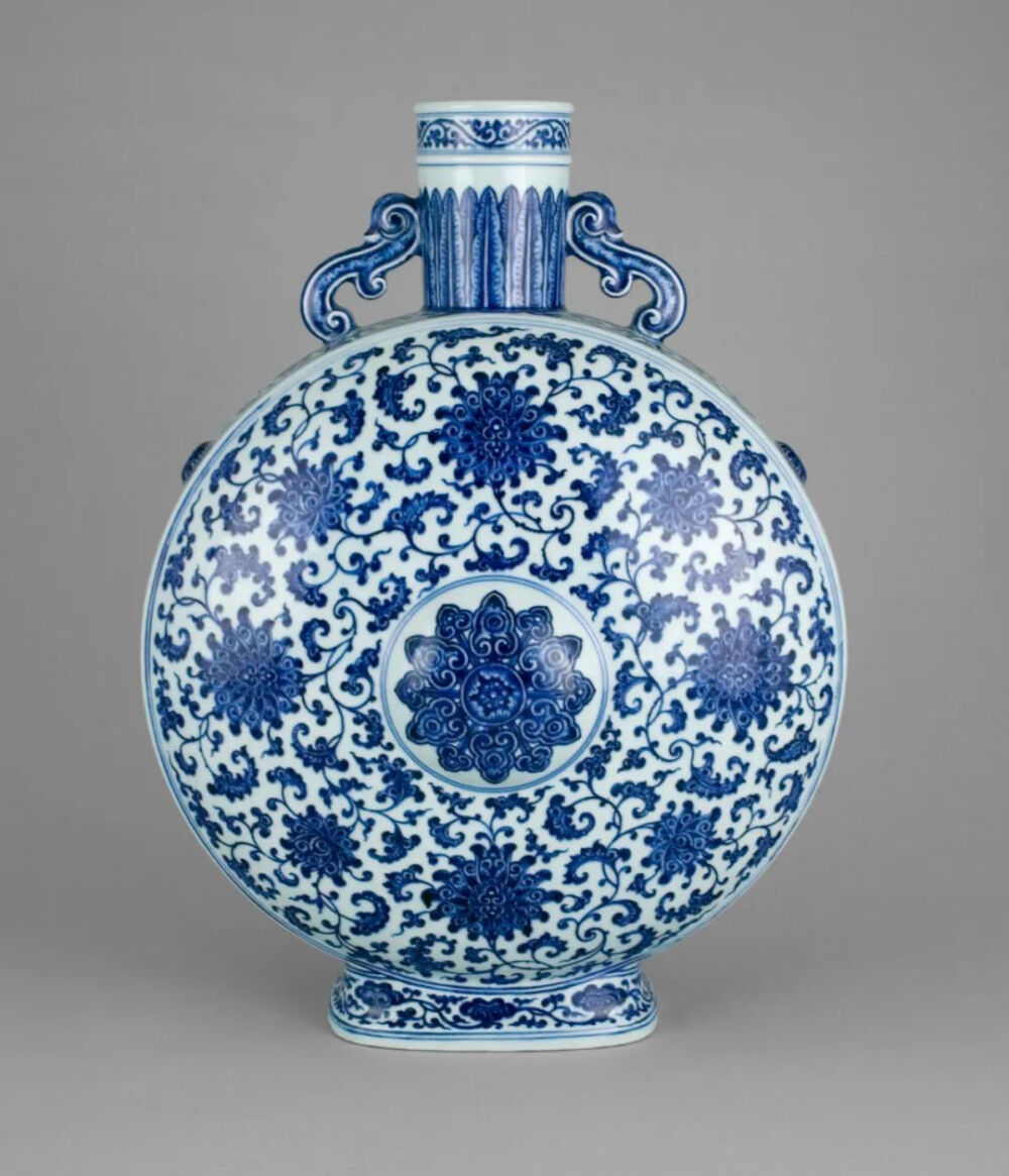 乾隆款青花缠枝莲纹抱月瓶
清乾隆（公元1736~1795年）
49.3×37.2×20.3cm
美国芝加哥艺术博物馆藏
（1900.1353）
