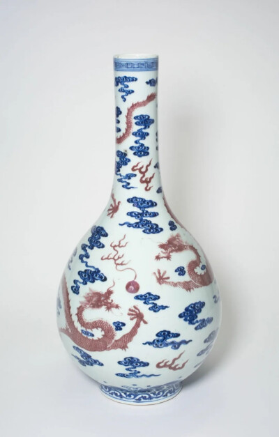 青花釉里红云龙纹长颈瓶
18世纪
高47.3cm，直径23.7cm
美国芝加哥艺术博物馆藏
（1900.1402）
