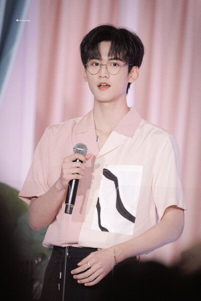 INTO1 周柯宇‖签售会
图源微博见水印
