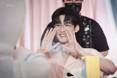 INTO1 周柯宇‖签售会
图源微博见水印
