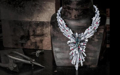 意大利珠宝品牌 Rubeus Milano2019年7月推出品牌第一个高级珠宝系列，Rubeus Imperial Alexandrite。该系列是与法国设计师 Frederic Mane 合作完成。系列作品以著名的变色宝石——「亚历山大石」（Alexandrite）为主…