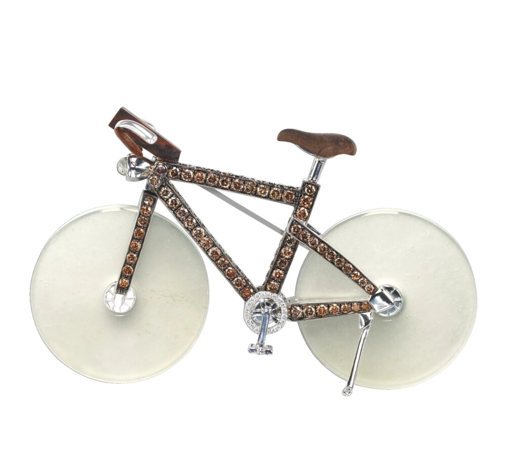 Sotheby's 苏富比香港秋拍 翡翠胸针 天然冰种翡翠「车轮」约33.59 x 4.73 和 33.40 x 4.83毫米，搭配棕色钻石及硬木呈现「自行车」造型，18K白金镶嵌。估价10万-15万港币